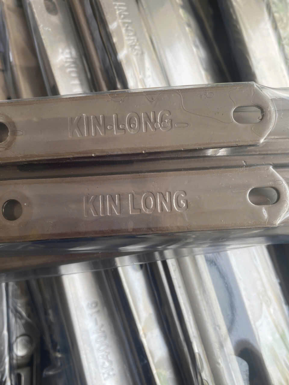 Thanh kim loại thương hiệu KIN LONG xếp chồng trong bao bì nhựa